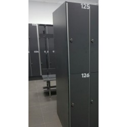 Lado exterior do cacifo da mesmo cor das portas.