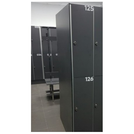 Lado exterior do cacifo da mesmo cor das portas.